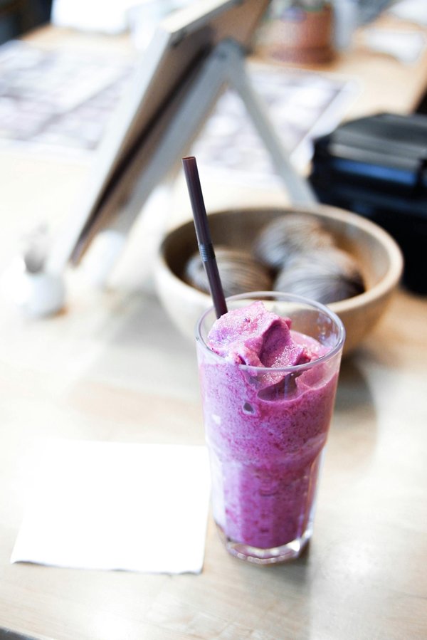 Discover the benefits of ube latte: a natural, vibrant superfood drink